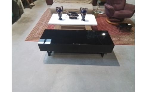 TABLE TV NOIRE LAQUÉE NORSTONE KAHLM