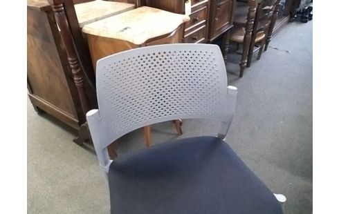 CHAISE NOIR PLASTIQUE
