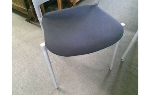 CHAISE NOIR PLASTIQUE