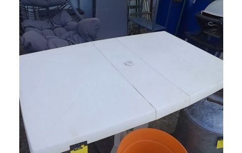 TABLE DE JARDIN PLASTIQUE BLANCHE PLIANTE