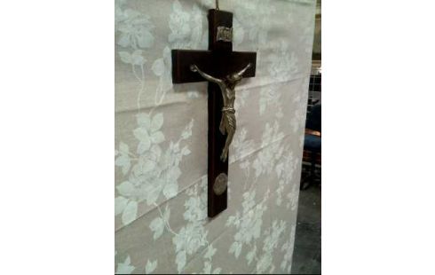 KRUZIFIX HOLZ JESUS SILBERFARBEN MEDAILLE