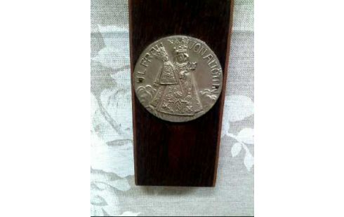 KRUZIFIX HOLZ JESUS SILBERFARBEN MEDAILLE