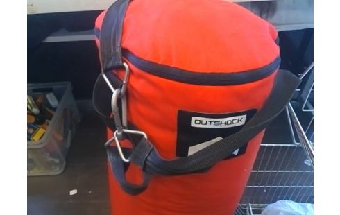SAC DE FRAPPE AVEC 2 PAIRES DE GANTS OUTSHOCK
