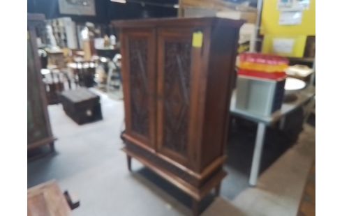 ARMOIRETTE PORTES SCULPTÉ