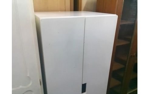 ARMOIRETTE 2P BLANCHE IKEA (MANQUE 1 BARRE)