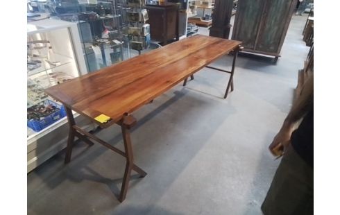 TABLE SUR TRETEAUX