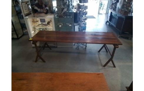 TABLE SUR TRETEAUX