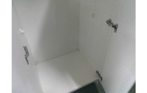 ARMOIRETTE 2P BLANCHE IKEA (MANQUE 1 BARRE)