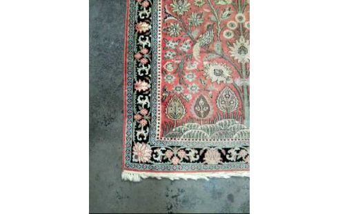 TAPIS ROSE NOIR THUYA