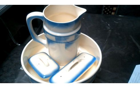 POT A EAU BLANCHE BLEUE ART DECO.