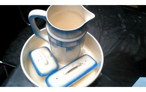 POT A EAU BLANCHE BLEUE ART DECO.