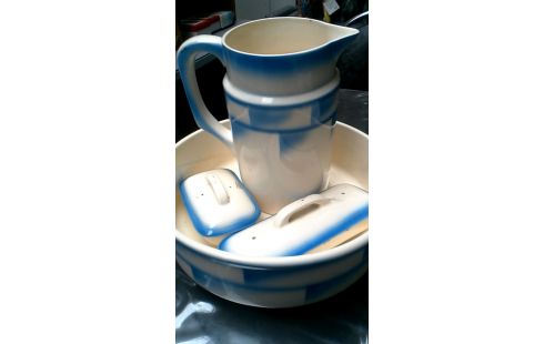 POT A EAU BLANCHE BLEUE ART DECO.