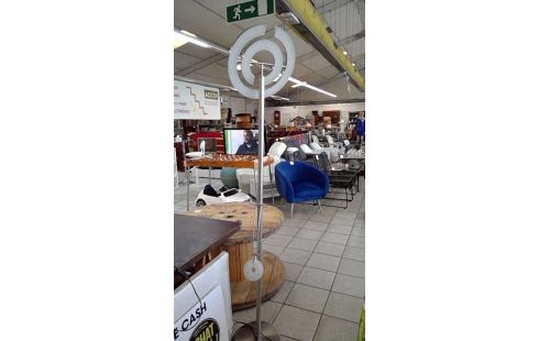 STAANDE LAMP IN DE STAAT