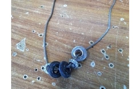 COLLIER BIJOUX .