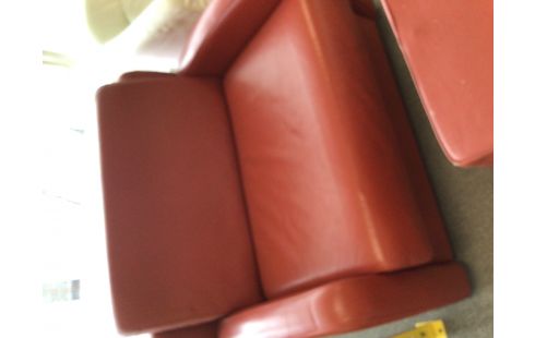 CANAPE LIT + 2 POUF CUIR ROUGE