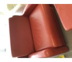 CANAPE LIT + 2 POUF CUIR ROUGE