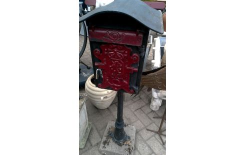 BOITE AUX LETTRES FONTE DESSUS PIED