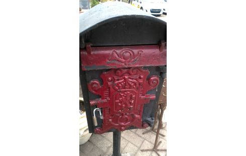 BOITE AUX LETTRES FONTE DESSUS PIED