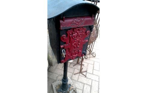 BOITE AUX LETTRES FONTE DESSUS PIED