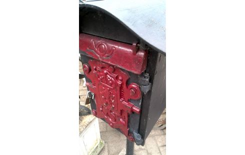BOITE AUX LETTRES FONTE DESSUS PIED