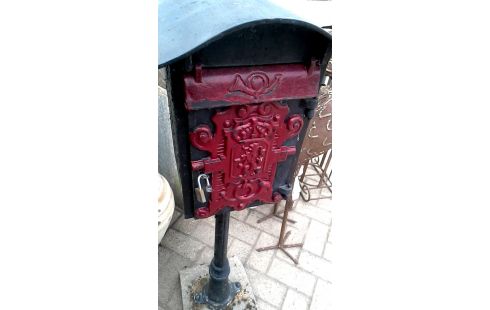 BOITE AUX LETTRES FONTE DESSUS PIED