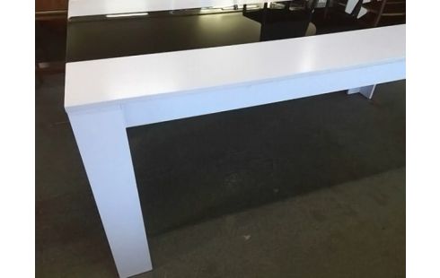 TABLE MODERNE BLANCHE ET NOIRE