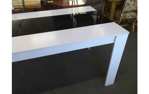 TABLE MODERNE BLANCHE ET NOIRE