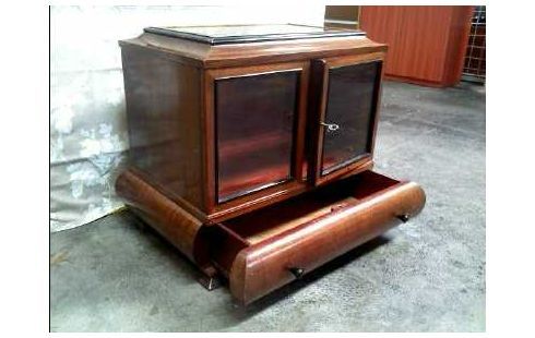 VITRINE KLEIN HOLZ SCHUBL+2TÜR GLASDACH