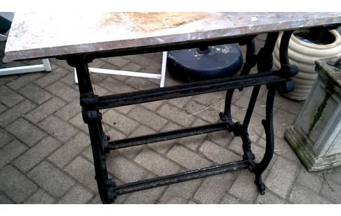 TUINTAFEL ZWART GIETIJZER MARMER
