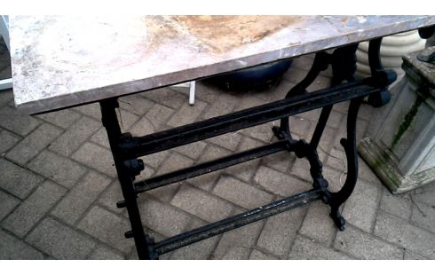 TUINTAFEL ZWART GIETIJZER MARMER