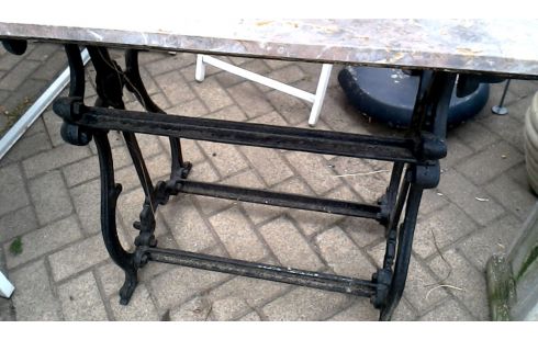 TUINTAFEL ZWART GIETIJZER MARMER