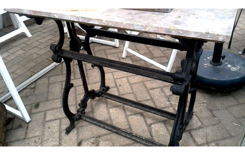 TUINTAFEL ZWART GIETIJZER MARMER