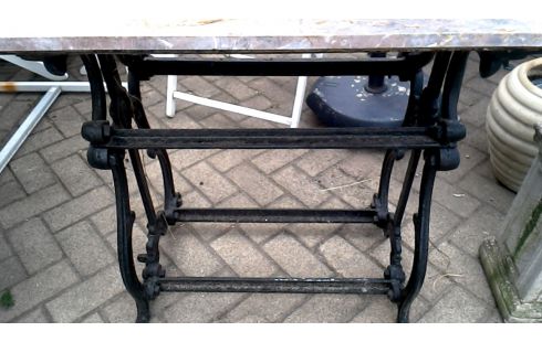 TUINTAFEL ZWART GIETIJZER MARMER