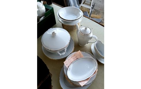 SERVICE DE TABLE PORCELAINE ENVIRON 90 PCS
