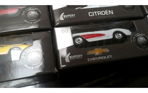 AUTO MINIATUUR 1/60