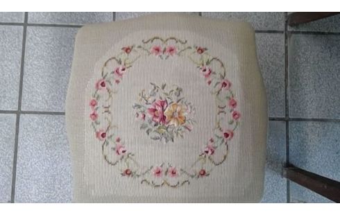 TABOURET BRODÉ 