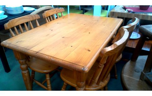 TAFEL EETKAMER GRENEN MET 4 STOELEN