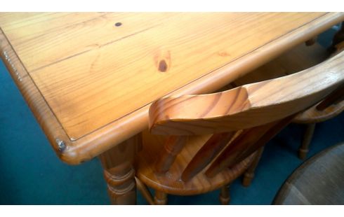 TAFEL EETKAMER GRENEN MET 4 STOELEN