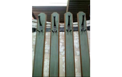 GARDEROBE <VOGLAUER> HOLZ VERZIERT TÜRKIS