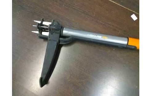 DESHERBEUR FISKARS W82