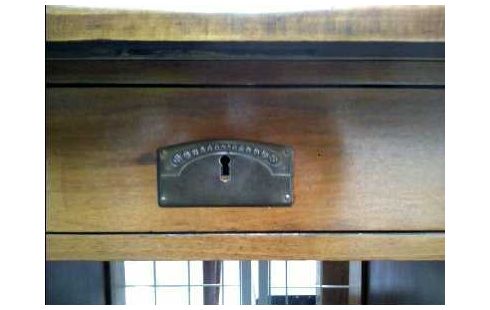 SCHREIBTISCH HOLZ DUNKEL 2T. 1 SCH.