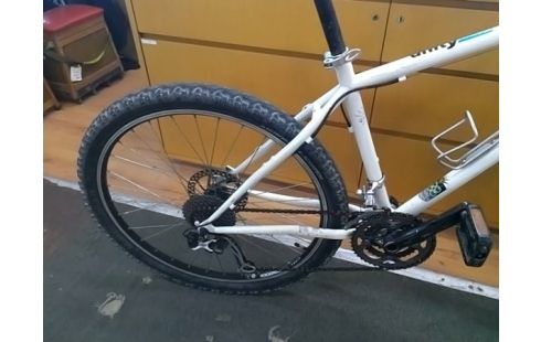 VELO BLANC VOODOO HOODOO (FREIN ARRIERE A REVOIR)
