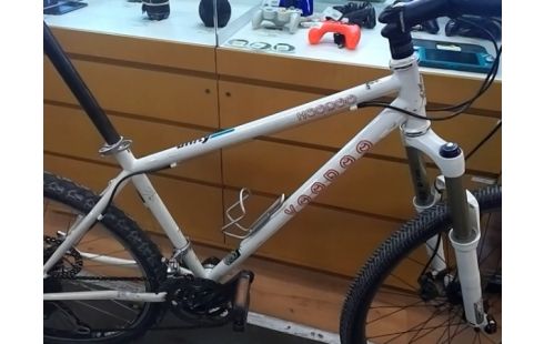 VELO BLANC VOODOO HOODOO (FREIN ARRIERE A REVOIR)