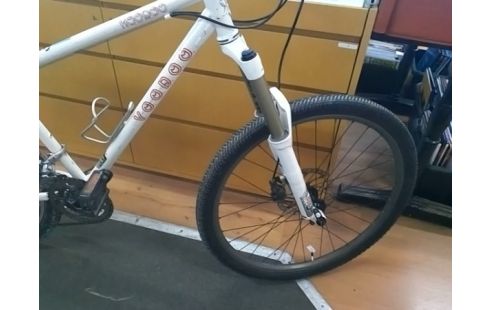 VELO BLANC VOODOO HOODOO (FREIN ARRIERE A REVOIR)