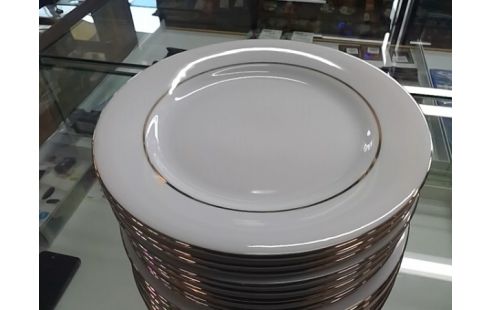 LOT D'ASSIETTES PORCELAINE BORD DORE