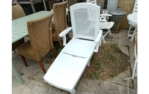 BAIN DE SOLEIL PLASTIQUE BLANC AVEC COUSSIN