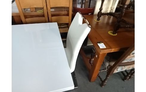 CHAISE BLANCHE ABIMEE X3 +1 OFFERTE