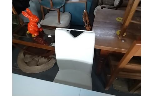 CHAISE BLANCHE ABIMEE X3 +1 OFFERTE