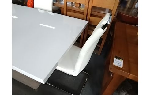 CHAISE BLANCHE ABIMEE X3 +1 OFFERTE