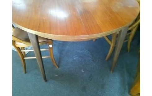 TABLE RONDE AVEC ALLONGES INTERIEURES